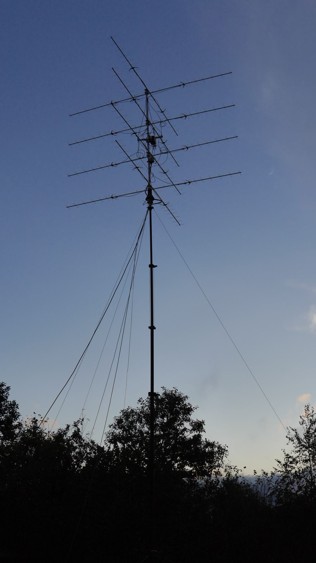 Aufgebaute-70cm-Gruppe.jpg - 148.08 kB